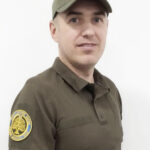 СВИРИДЮК Дмитро Олександрович – заступник директора – головний природознавець народився 10 лютого 1983 року. В Національному природному парку «Подільські Товтри» працює з 2013 року.  У 2005 році закінчив Кам’янець-Подільський державний університет кваліфікація «Вчитель початкових класів, вчитель біології», у 2006 році закінчив Кам’янець-Подільський державний університет кваліфікація «Керівник навчального закладу», захистив магістерську роботу на тему: «Менеджмент персоналу в системі управління загальноосвітньою школою», у 2011 році закінчив Національний університет біоресурсів і природокористування України кваліфікація «Спеціаліст садово-паркового господарства», захистив дипломну роботу на тему: «Дендрофлора проектованого Національного природного парку «Хотинський», у 2011 році закінчив Аспірантуру в Національній академії наук України Національному науково-природничому музеї за спеціальністю «Ботаніка», тема дисертаційної роботи: «Флора Хотинсько-Могилівського придністров’я (природна диференціація, структурно-порівняльний аналіз, ендемізм, антропогенна трансформація та созологія)». 2013 – по теперішній час Національний природний парк «Подільські Товтри» на посадах: старший науковий співробітник науково-дослідного відділу, в.о.головний природознавець, заступник директора-головний природознавець. Має туристичні категорії, перша піша та друга водна. Член науково-технічної ради та бюро НТР. Голова комісії експертної групи з оцінки стану об’єктів ПЗФ Хмельницької області. Постійний співорганізатор та учасник орнітологічних шкіл-семінарів та Всеукраїнських студентських орнітологічних конференцій «Орнітологічні дослідження в Україні». Пройшов курс з вивчення і визначення птахів «Bird ID» у Норвезькому університеті «Nord University». За період роботи Свиридюк Д.О. успішно справляється зі своїми посадовими обов'язками, усю роботу виконує якісно, методично та раціонально, в розміреному темпі, ретельно опрацьовуючи деталі. Стриманий, спокійний, володіє ситуацією, доброзичливий та товариський.